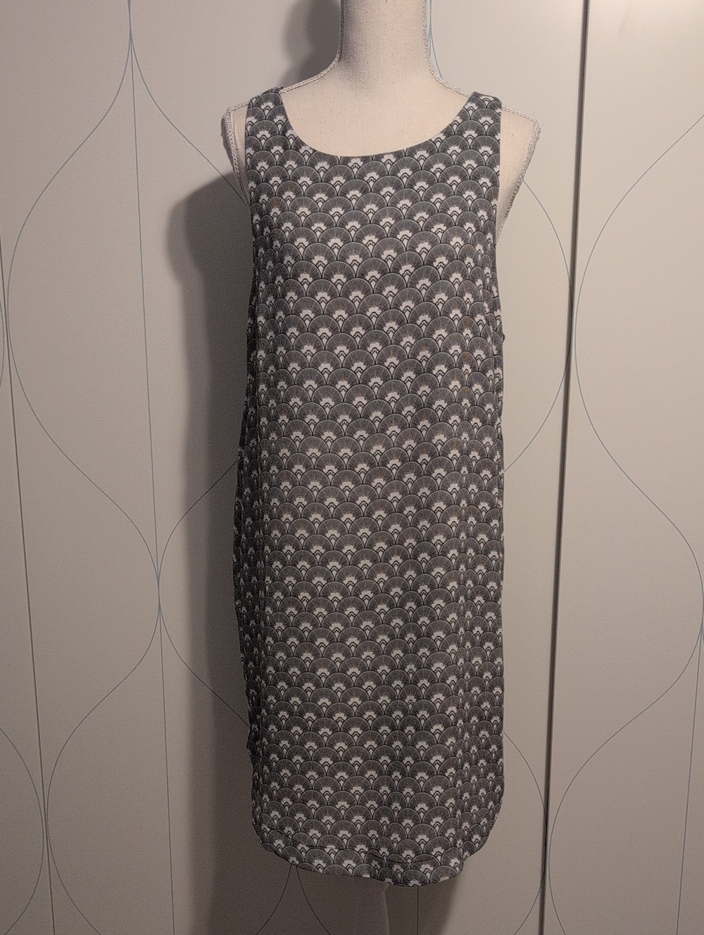 4/$20 H&M Gray Scallop-Print Sleeveless Shift Dress